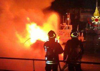 Alghero, quattro imbarcazioni in fiamme: inferno di fuoco al porto di Fertilia