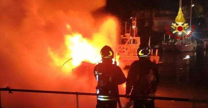 Alghero, quattro imbarcazioni in fiamme: inferno di fuoco al porto di Fertilia