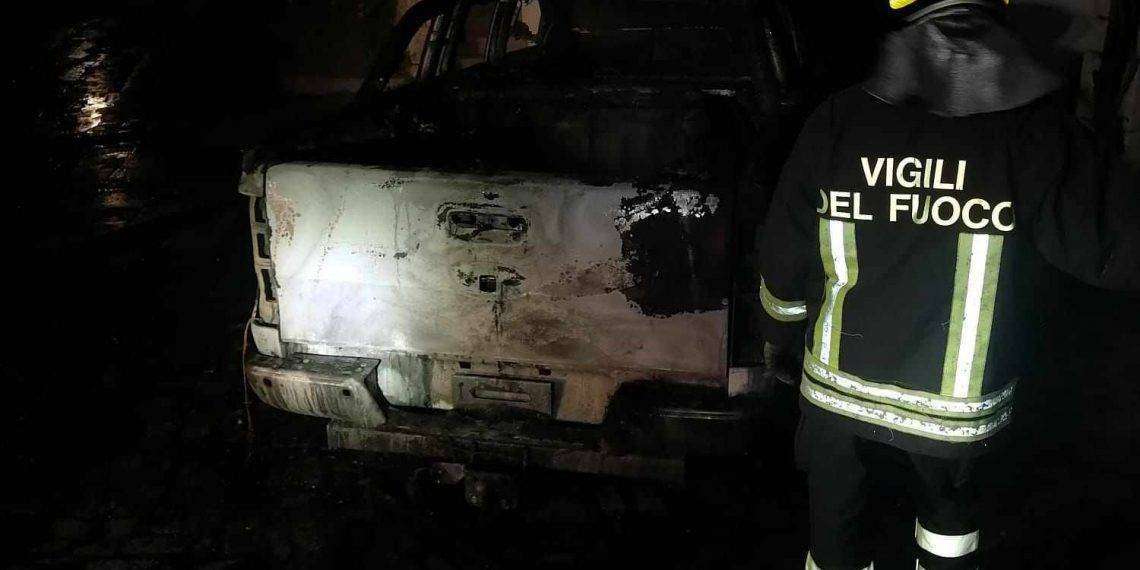 Budoni, nella notte dato alle fiamme un pickup