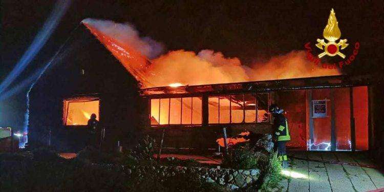 Chiosco in fiamme nella notte a Is Arutas: salvato un uomo