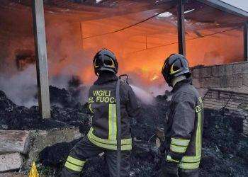 Incendio devasta un’azienda agricola di Ploaghe