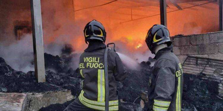 Incendio devasta un’azienda agricola di Ploaghe