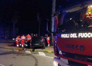 Cagliari, brutto incidente a Marina Piccola: ennesima auto finisce contro il palo della luce