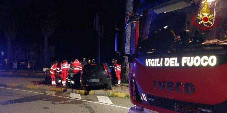 Cagliari, brutto incidente a Marina Piccola: ennesima auto finisce contro il palo della luce