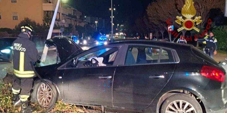 Grave incidente a Cagliari, perde il controllo della macchina e finisce sul palo della luce: un ferito