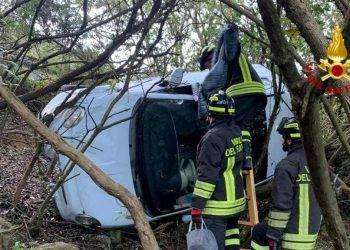 Silius, fondo stradale ghiacciato: auto esce fuori strada
