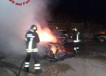 Auto in fiamme nella notte a Siniscola