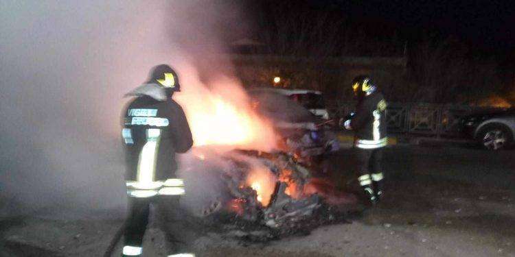 Auto in fiamme nella notte a Siniscola