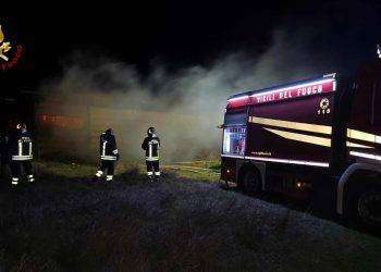 Fiamme in un fienile a Siniscola: le immagini