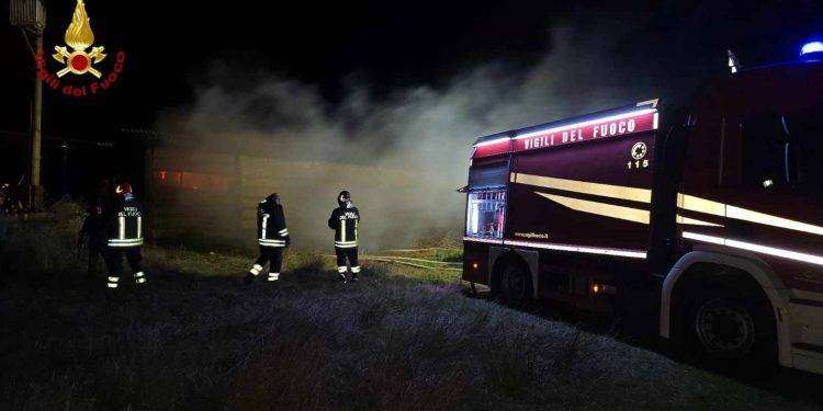 Fiamme in un fienile a Siniscola: le immagini