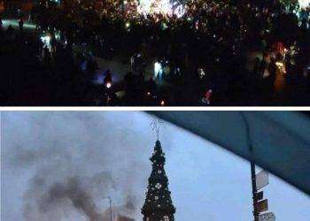 Siria, i tagliagole bruciano un albero di Natale: proteste a Damasco per i diritti dei cristiani