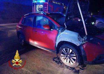 Auto in fiamme a Bitti: i Vigili del Fuoco in azione
