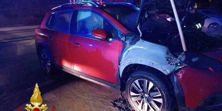 Auto in fiamme a Bitti: i Vigili del Fuoco in azione