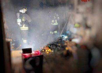 Paura a Tempio, fiamme in un garage: sul posto i Vigili del fuoco