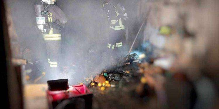 Paura a Tempio, fiamme in un garage: sul posto i Vigili del fuoco