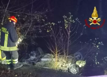 Auto fuori strada finisce in un torrente, in salvo 3 ragazzi