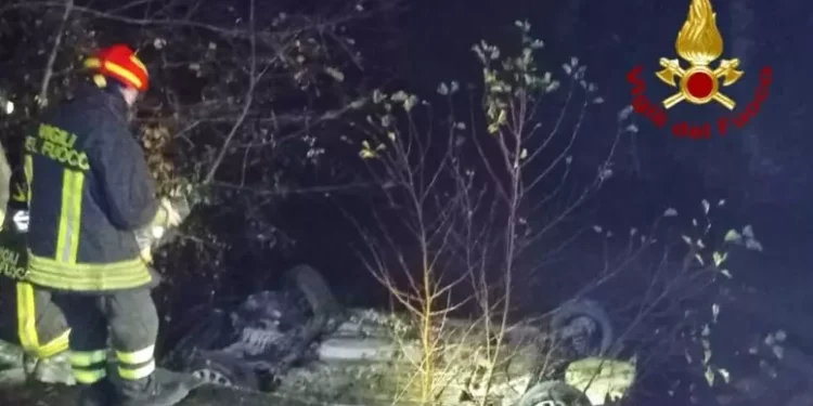 Auto fuori strada finisce in un torrente, in salvo 3 ragazzi