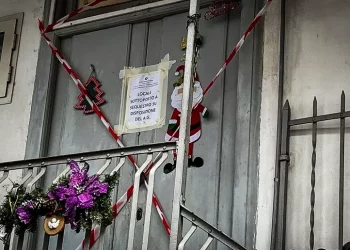 Bimba di 4 anni cade da scala e muore