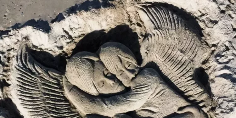 Cecchettin, una scultura di sabbia per ricordare Giulia