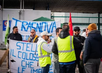 Continua presidio operai davanti alla Stellantis di Pomigliano