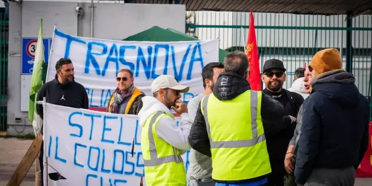 Continua presidio operai davanti alla Stellantis di Pomigliano