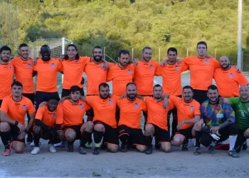 Cori razzisti contro giocatore, squadra non scende in campo