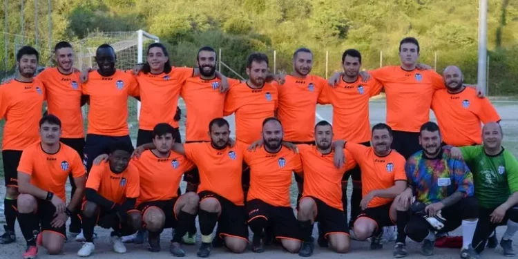 Cori razzisti contro giocatore, squadra non scende in campo