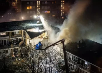 Crolla un condominio all’Aia, si scava tra le macerie