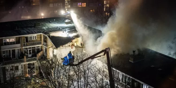 Crolla un condominio all’Aia, si scava tra le macerie