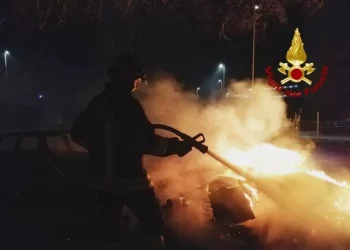 Due auto incendiate nella notte a Sorso, salvate tre persone