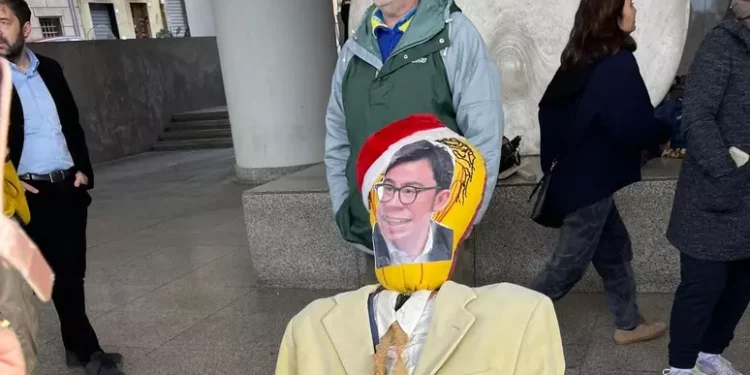 Pratobello, fantocci governatrice Todde e consiglieri in protesta Cagliari