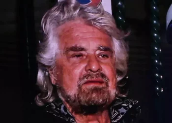 Grillo nel video sul carro funebre, valori M5s scomparsi: fatevi un altro simbolo