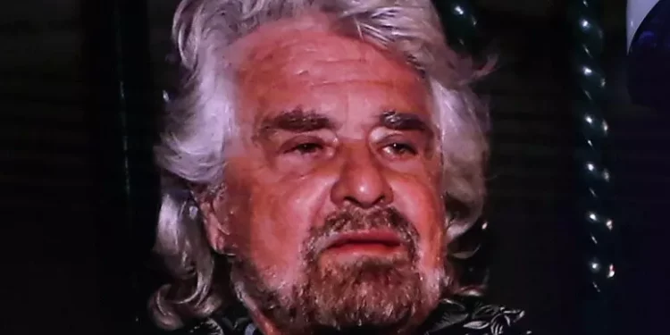 Grillo nel video sul carro funebre, valori M5s scomparsi: fatevi un altro simbolo