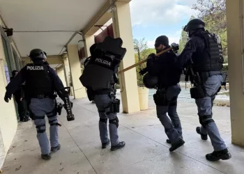 Guardia giurata si barrica in casa a Cagliari, fermato da Polizia