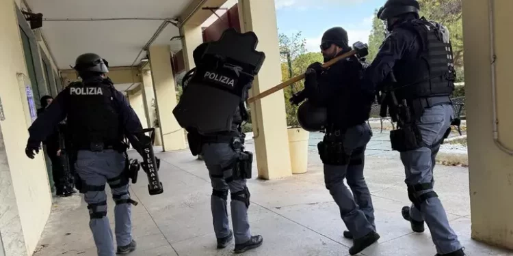 Guardia giurata si barrica in casa a Cagliari, fermato da Polizia