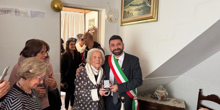 Cagliari celebra i 100 anni di Vittoria Secci simbolo di dedizione e famiglia