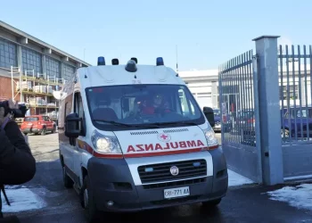 Incidente lavoro, due operai cadono da tetto, uno è morto
