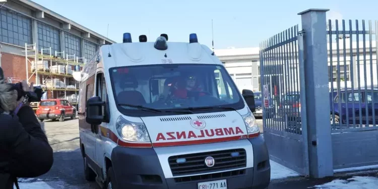 Incidente lavoro, due operai cadono da tetto, uno è morto
