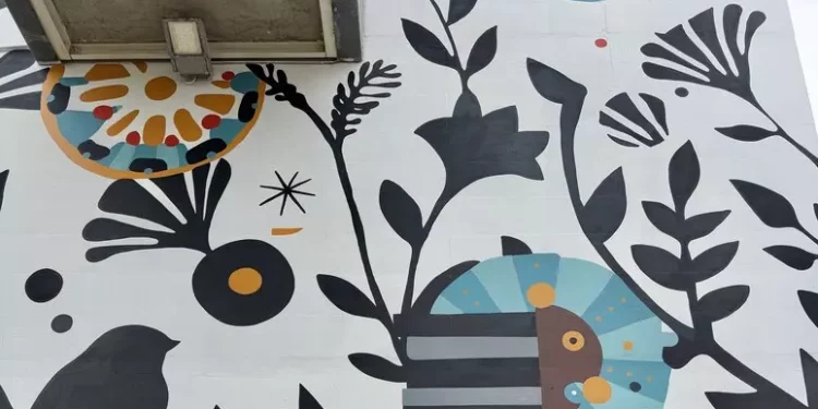 L’albero della vita, in aeroporto Cagliari il murale di Casu