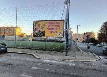 Manifesti a Torino, “Proteggiamo nostri figli insieme alla Russia”
