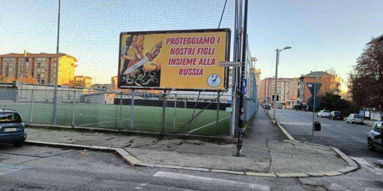 Manifesti a Torino, “Proteggiamo nostri figli insieme alla Russia”