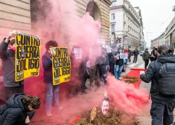 Milano si prepara alla Prima della Scala: Flash mob con letame su tappeto rosso davanti al Teatro