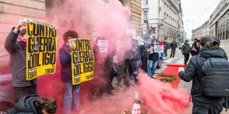 Milano si prepara alla Prima della Scala: Flash mob con letame su tappeto rosso davanti al Teatro
