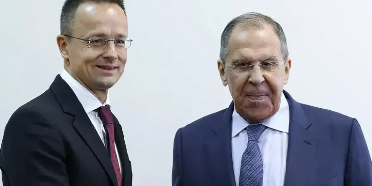 Ministro degli Esteri ungherese a Mosca, vede Lavrov