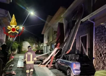 Orotelli, il vento ha divelto un tettoia che è finita sulle auto