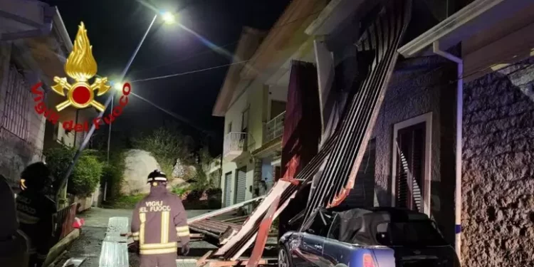Orotelli, il vento ha divelto un tettoia che è finita sulle auto