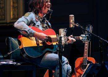 Dopo otto anni di assenza, Ryan Adams torna in Italia con un set acustico dedicato all’album di debutto “Heartbreaker”