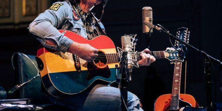 Dopo otto anni di assenza, Ryan Adams torna in Italia con un set acustico dedicato all’album di debutto “Heartbreaker”