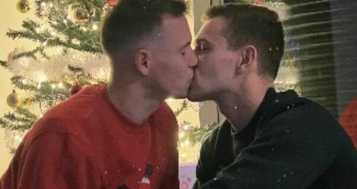 ‘Buon Natale’, e Jankto posta foto di bacio con il compagno