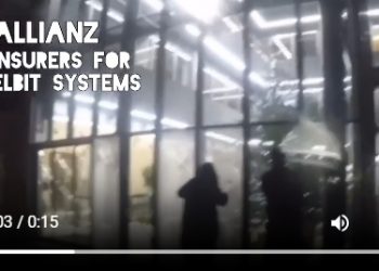 Attivisti per la Palestina in azione davanti alla sede Allianz in Gran Bretagna